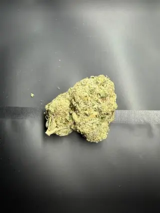 Flor Amnezia Kush sobre fondo SmokeKings